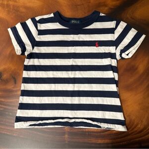 Polo T-shirt.